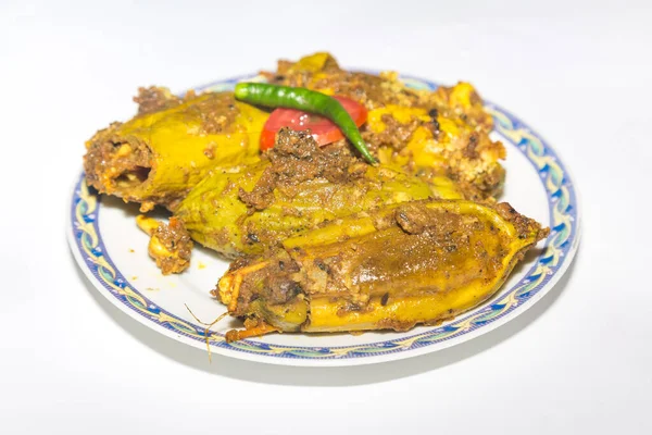用尖尖的葫芦做的辛辣的印度菜 里面塞满了通称为Potol Dorma的鱼 一种传统的孟加拉印度食品 — 图库照片