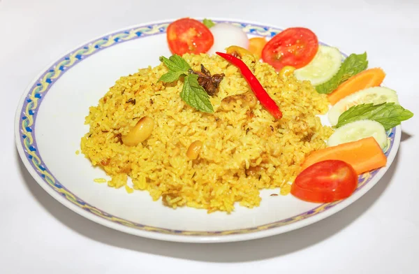 Indisches Gemüse Gebratener Pulao Reis Mit Salat Isoliert Auf Weißem — Stockfoto