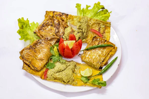 Spicy Baked Bengali Fish Known Bhetki Paturi Garnished Cabbage Leaf — Stock Photo, Image