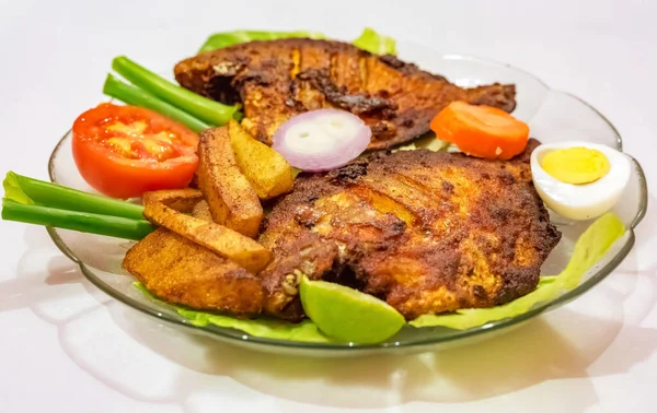 Crispy Spicy Fried Pomfret Fish French Fries Garnished Vegetables Popular — Stock Photo, Image