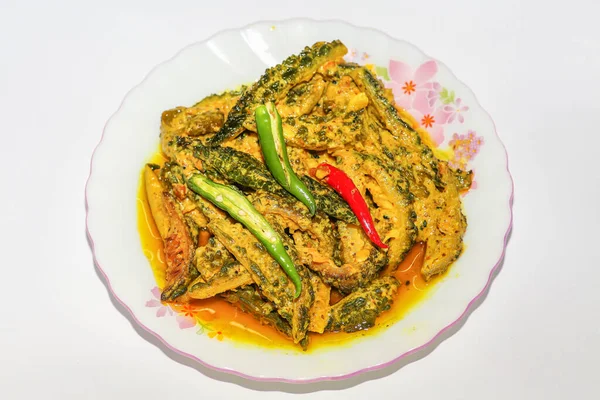 Πικάντικο Ινδικό Χορτοφαγικό Φαγητό Παρασκευασμένο Πικρή Κολοκύθα Και Τσίλι Σερβίρεται — Φωτογραφία Αρχείου