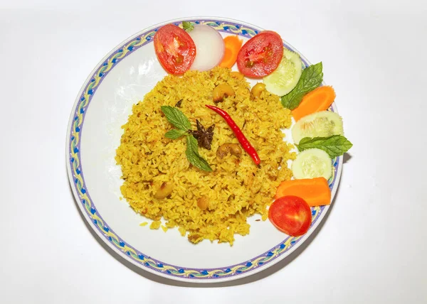 Ινδική Κουζίνα Του Τηγανισμένου Ρυζιού Pulao Veg Σαλάτα Απομονωμένη Λευκό — Φωτογραφία Αρχείου