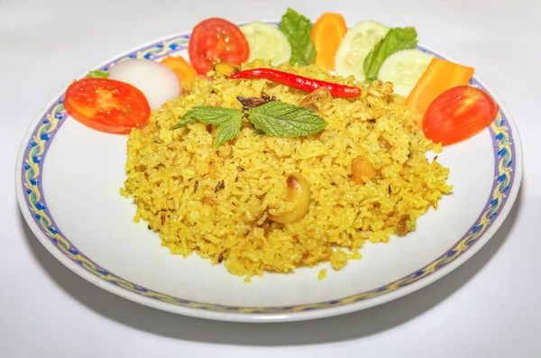 Ινδικό Λαχανικά Τηγανητό Ρύζι Pulao Σαλάτα Απομονωμένη Λευκό Φόντο — Φωτογραφία Αρχείου