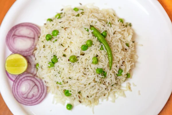 Indische Mahlzeit Gemüseerbsen Pulao Gebratener Reis Serviert Mit Zwiebelscheiben Und — Stockfoto