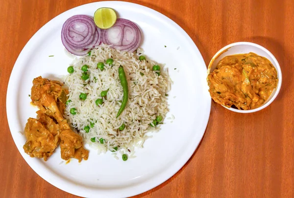 Ινδικό Γεύμα Λαχανικών Μπιζέλια Τηγανητό Ρύζι Pulao Νόστιμο Κοτόπουλο Masala — Φωτογραφία Αρχείου