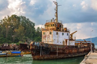 Andaman Hindistan 'daki Port Blair limanında eski paslı bir gemi..