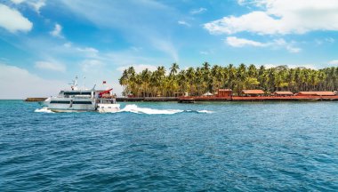 Turistlerle birlikte Havelock adalarına giden Andaman Denizi 'nde gemi turu..