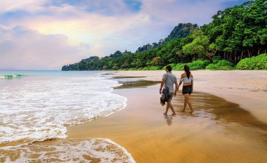 Balayı çifti Andaman Hindistan 'daki Havelock Adaları sahilinde yürüyüş yapıyor..