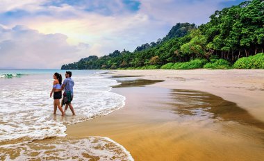 Havelock Adaları, Andaman, Hindistan, 23 Mart 2018: Balayı çifti Andaman 'daki Havelock Adaları' nda romantik bir anın tadını çıkarıyor.