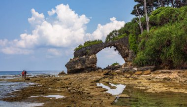 Neil Adası sahilinde doğal köprü kaya oluşumu Andaman Hindistan.
