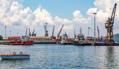 Port Blair, Andaman, Hindistan, 25 Mart 2018: Liman Blair tersanesi liman manzaralı nakliye gemileri ve endüstriyel vinç.