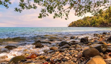 Ross Adası Sahili Andaman Hindistan, gün batımında karamsar gökyüzü. 