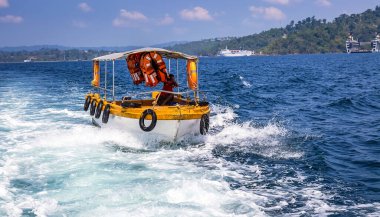 Denizde turist sürat teknesi Neil Adası Andaman, Hindistan 'a gidiyor..