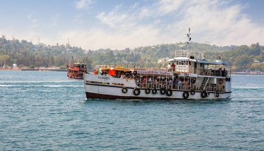 Ross Körfezi Adası, Andaman, 23 Mart 2018: Turistler, Andaman, Hindistan 'da Ross Körfezi adası yakınlarında deniz manzarası için sürat teknesi kullanırlar..
