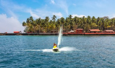 Andaman, Hindistan, 23 Mart 2018: Kadın turist, Ross Adası yakınlarındaki Andaman sahilinde su kayağı yapıyor..
