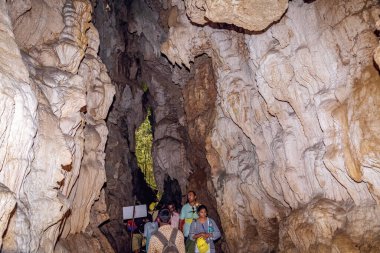Baratang Adası, Andaman, Hindistan, 24 Mart 2018: Turistler Baratang Adası Andaman 'daki kaya oluşumlarıyla doğal kireçtaşı mağarasını ziyaret ettiler