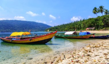 North Bay adasındaki tahta tekneler Andaman Hindistan manzaralı..