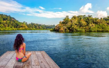 Mayolu genç bayan turist Neil adası yakınlarındaki okyanus manzaralı Andaman adalarının manzarasının tadını çıkarıyor.. 