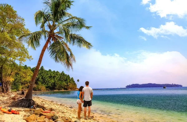 Paar Genießt Einen Romantischen Moment Malerischen Strand Der North Bay — Stockfoto