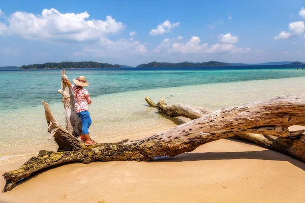 Junge Weibliche Modeltouristin Posiert Strand Der Jolly Booy Insel Andaman — Stockfoto