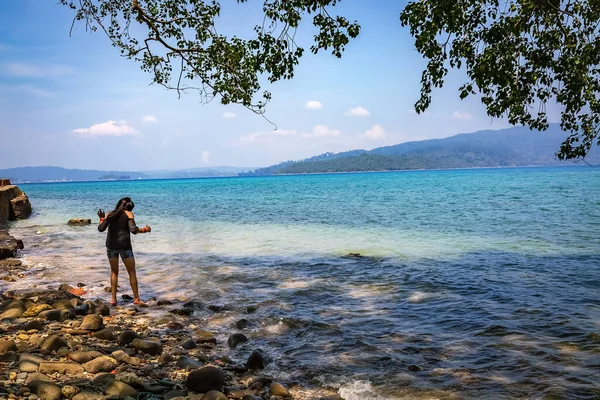 Junge Touristinnen Genießen Einen Moment Der Einsamkeit Strand Von Ross — Stockfoto