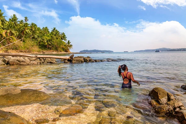 Kadın Turist Kuzey Körfezi Adası Andaman Hindistan Kayalık Sahillerinde Yüzmenin — Stok fotoğraf