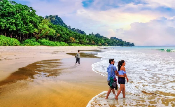 Andaman Indien März 2018 Junges Touristenpaar Genießt Den Malerischen Strand — Stockfoto