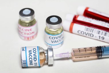 Coronavirüs hastalarının tespiti ve tedavisinde kullanılan laboratuvar kliniğinde şırınga şırıngası, ilaç ve kan örneği şişeleri ile aşı şişesi.
