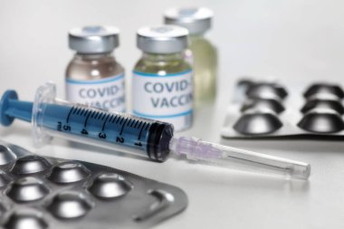 COVID-19 hastalarının tedavisi için seçici odaklı aşı şişeleri ve ilaçlarla enjeksiyon.