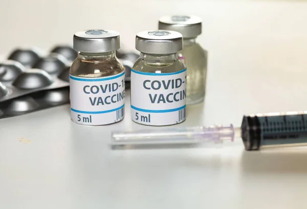 Preventieve Geneesmiddelen Van Het Coronavirus Met Vaccinflessen Injectiespuit Selectieve Focus — Stockfoto