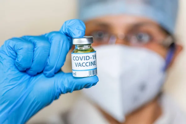 Arts Heeft Een Vaccinfles Voor Behandeling Van Coronavirus Patiënten Een — Stockfoto
