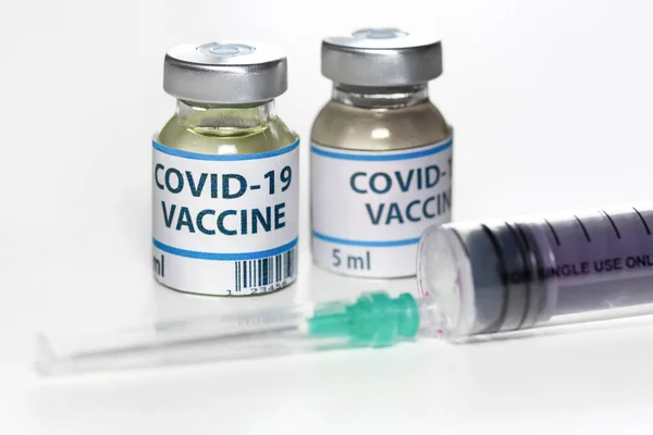 Flessen Coronavirus Vaccin Met Injectiespuit Witte Achtergrond Met Selectieve Focus — Stockfoto