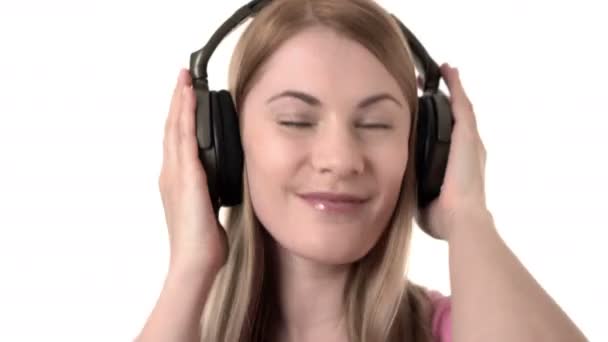 Gyönyörű, vonzó nő fejhallgató smartwatch zenét hallgat. Elszigetelt fehér háttér