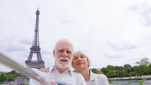 Vedoucí pár blízko: Eiffel Tower dělá selfie. Turista v Evropě. Aktivní moderní život po odchodu do důchodu