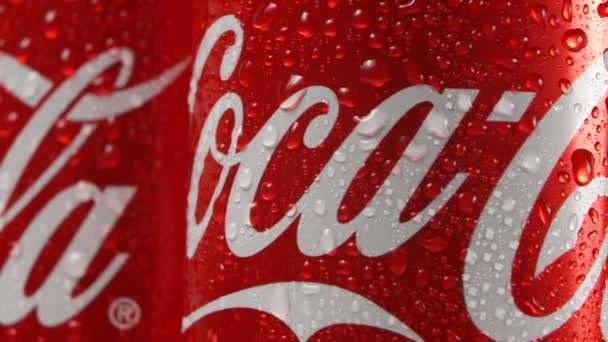 Moskva, Rusko - cca březen 2018: plechovky nápoje slavné americké řazení s otáčejícím se logo Coca-Cola