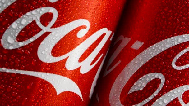 Moskva, Rusko - cca březen 2018: plechovky slavný americký řazení nápoj Coca-Cola logo dolly shot
