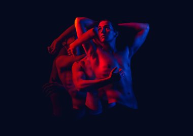 İzole koyu arka planı renkli sahne ışıkları üzerinde güçlü atletik gencin kırmızı ve mavi renkler moda sanat fotoğraf kolaj fotoğraf vücut geliştirme ayarla