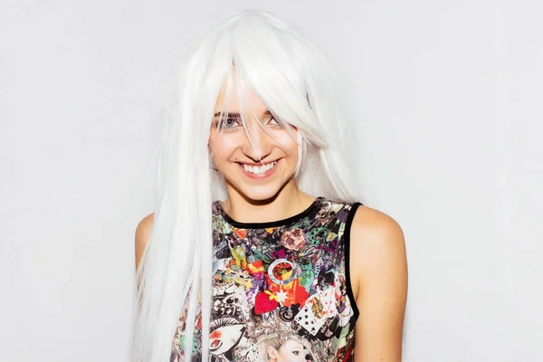 Allegro divertente giocoso giovane ragazza carina in vestiti colorati e sorriso parrucca bianca con denti perfetti. Bella hipster. Foto di moda ragazza stile anime. Fondo bianco . — Foto Stock