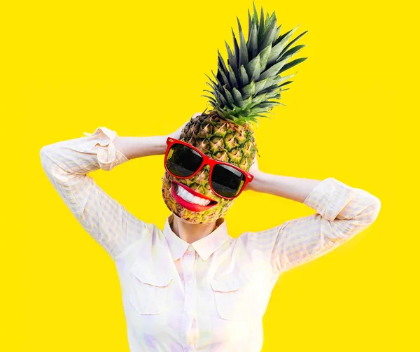 Duygusal kız ananas eğlenceli yerine baş ile güneş gözlüğü gözlük. Kırmızı dudaklar ve komik heyecanlı dişler gülümseme gülmek dil ile komik ananas sarı yaz. Tatil ve seyahat kavramı.