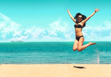 Çekici kız Bikini Beach sahip eğlenceli, yaz tatili atlamayı tatil yaşam tarzı. Mutlu kadın özgürlük beyaz kum üzerinde atlama.  