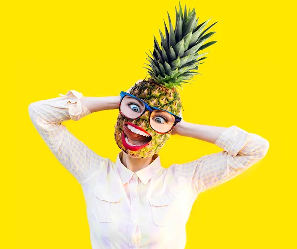 Emocjonalne zabawna dziewczyna z ananasem zamiast głowy w zabawnej okulary przeciwsłoneczne okulary. Lato śmieszne ananas z czerwonymi ustami i komiks podekscytowany zęby uśmiech śmiech język na żółty. Koncepcja wakacje i podróże. — Zdjęcie stockowe