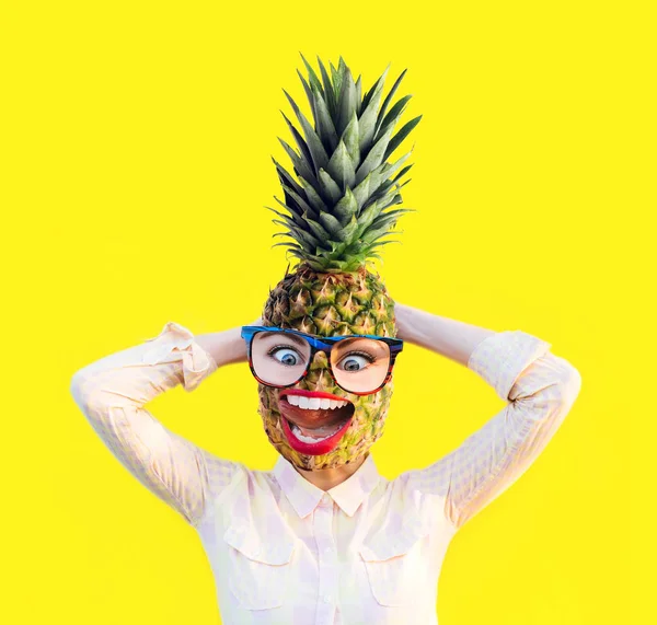 Menina engraçada emocional com abacaxi em vez cabeça em óculos de sol divertidos. Verão engraçado abacaxi com lábios vermelhos e dentes animados cômicos sorrir rir língua no amarelo. Conceito de férias e viagens . — Fotografia de Stock