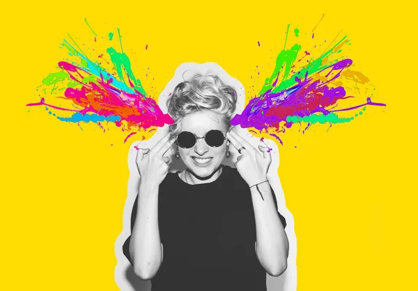 Style magazine collage headshot portrait de femme émotionnelle rocheuse souffler l'esprit avec geste de pistolet à doigt, explosion cérébrale de couleurs. Un concept époustouflant. Fun fille blonde de mode dans des lunettes de soleil rock . — Photo