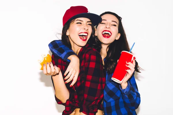 Genç hippi kız orgazm saman ve holding bir soda içme eğlenceli bir hamburger, mutlu gülümseme ve beyaz arka plan üzerinde gülmek.
