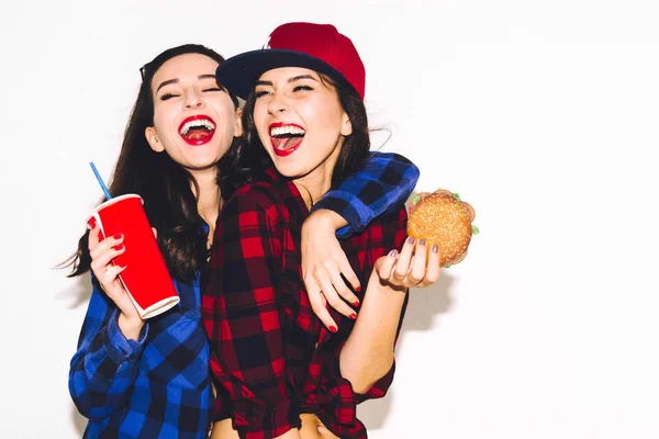 Vejetaryen burger kızlarla hipster saman bir soda içme ve eğlenmek, mutlu, gülümseme ve beyaz arka plan üzerinde gülmek.