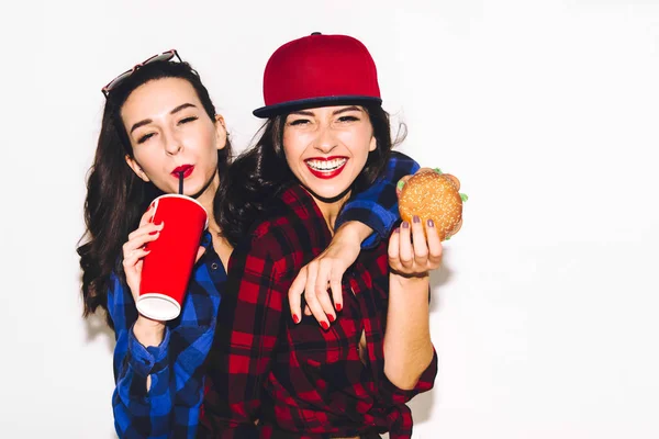 Hipster meninas com hambúrguer vegetariano beber um refrigerante de palha e se divertir, feliz, sorrir e rir no fundo branco . — Fotografia de Stock