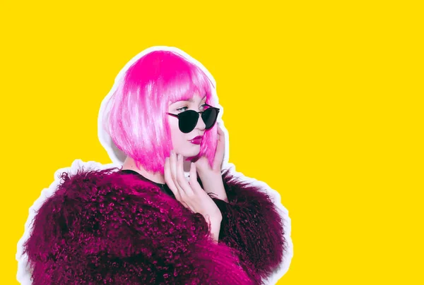 Οξύ τρελό καυτό όμορφη ροκ κορίτσι σε φωτεινά ροζ περούκα και γυαλιά ηλίου στην λάμα κλοπιμαία δέρμα στυλ κόκκινη γούνα παλτό χειμώνα. Επικίνδυνη βραχώδη κουρασμένος από κόμμα ειρωνικά διασκεδάζοντας bored γυναίκα. — Φωτογραφία Αρχείου