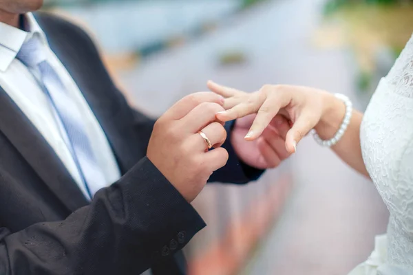 Lo sposo indossa una fede nuziale al dito. Un paio di fidanzati — Foto Stock