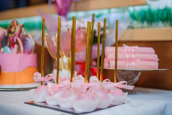 Doces caseiros num pau. Candy Bara s decoração para meninas 's aniversário doces feitos de produtos naturais saudáveis . — Fotografia de Stock