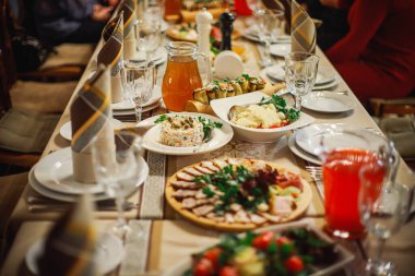 Bir bardak kırmızı meyve suyunun yanında bir et tabağı. Bir ziyafette masa dekorasyonu. Restoranda kutlama var..